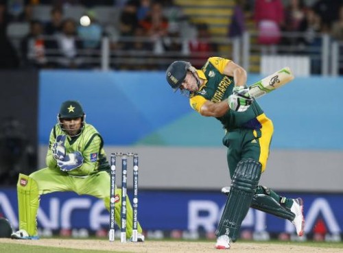 South Africa's AB de Villiers hits a shot watched by wicketkeeper Sarfaraz Ahmed. –Reuters