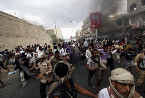 Anti-Houthi protesters run as pro-Houthi police troopers open fire in the air to disperse them in Yemen's southwestern city of Taiz March 23, 2015.