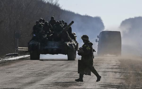 Ukrainian forces quit besieged town after rebel assault