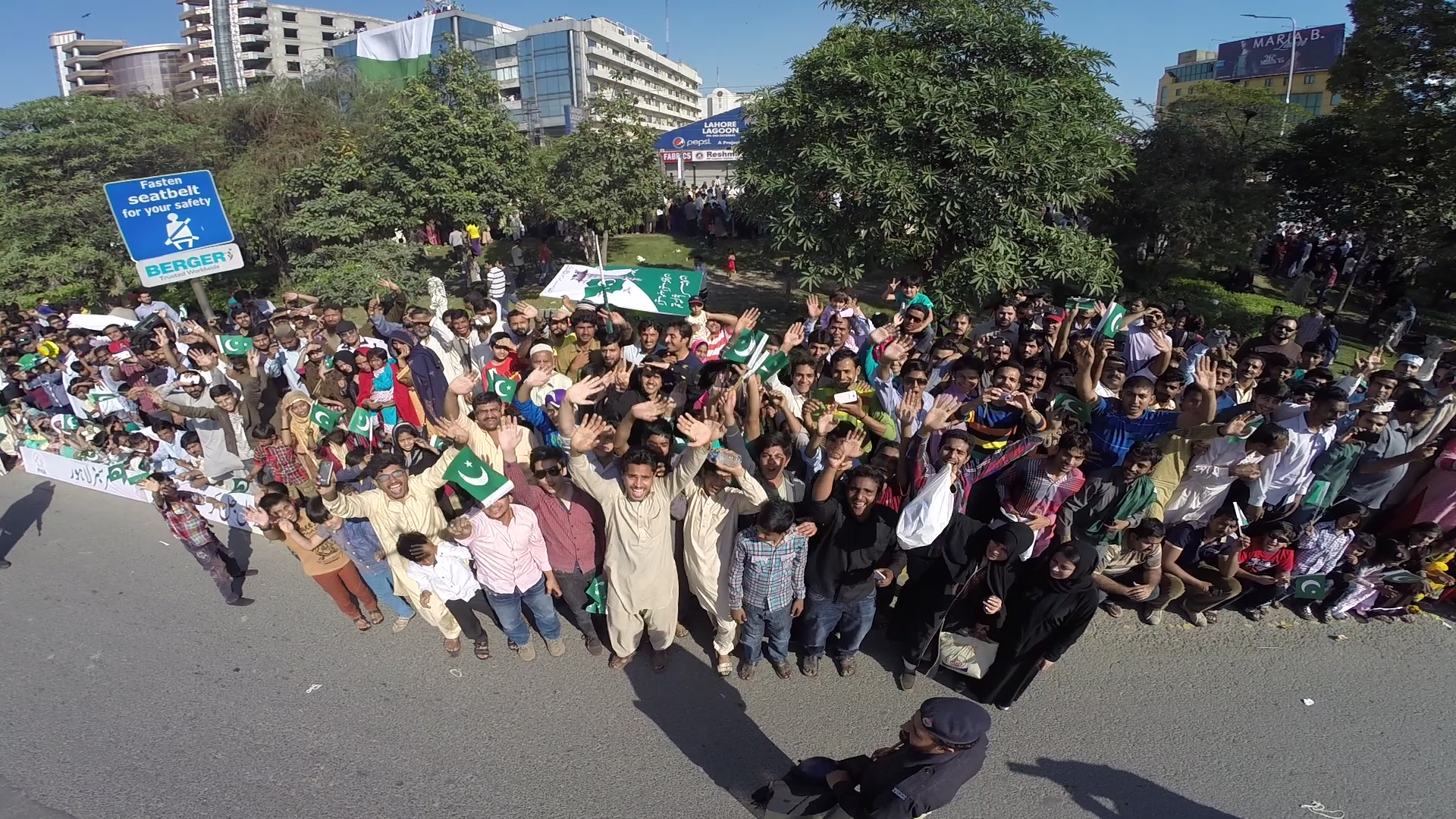 Lahore comes out to witness Azm-e-Pakistan parade