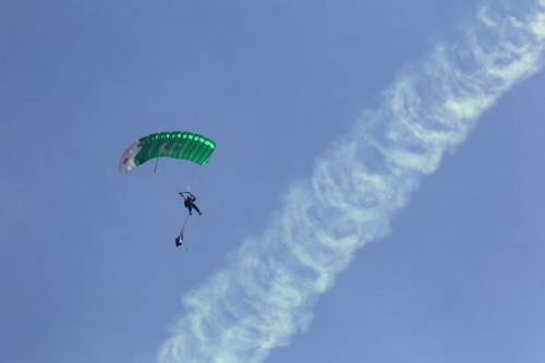 Pakistani paratroopers perform during the Pakistan Day parade in Islamabad March 23, 2015.