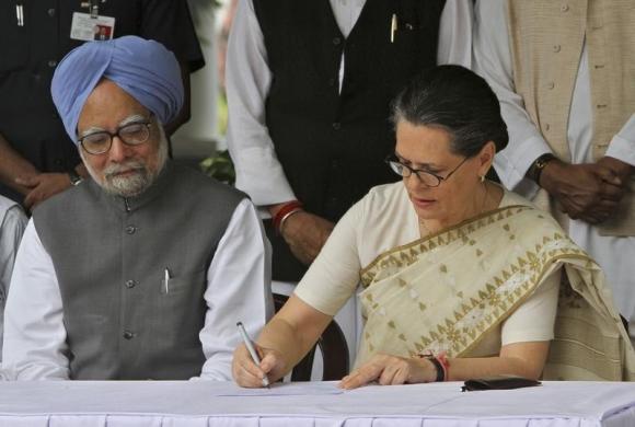 Sonia Gandhi marches to support Manmohan Singh in coal corruption case