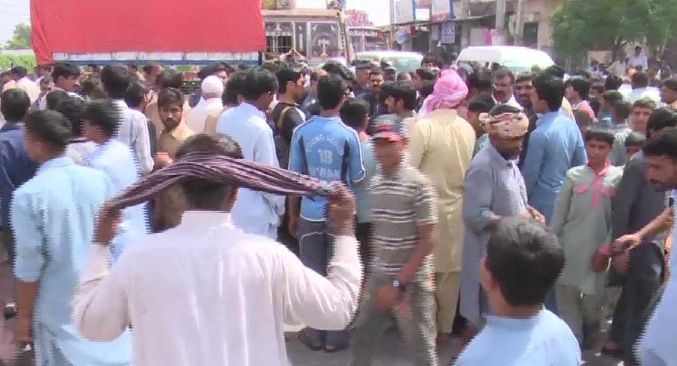 Faisalabad protests against unannounced load-shedding: Short-fall reaches 5,000 MW 