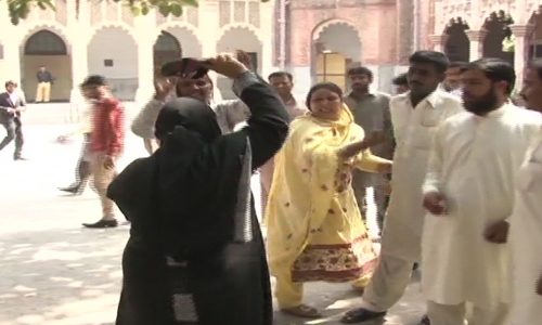Female family members quarrel on LHC premises as court gives girl to mother