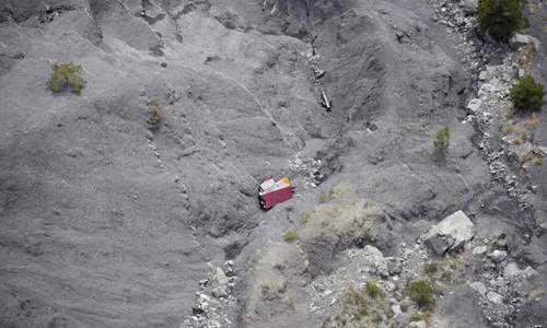 France halts search for bodies at Germanwings crash site