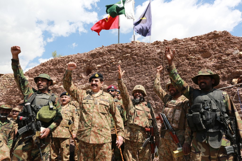 COAS visits frontline in Khyber Agency; 263 terrorists killed in Tirah Valley