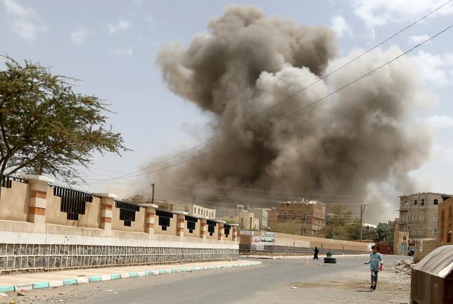 Yemen's Houthis battle over central Aden, first medical aid arrives