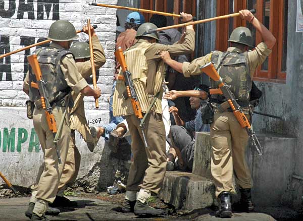 Rally against Masarat arrest: 14 injured by Indian security forces in Srinagar
