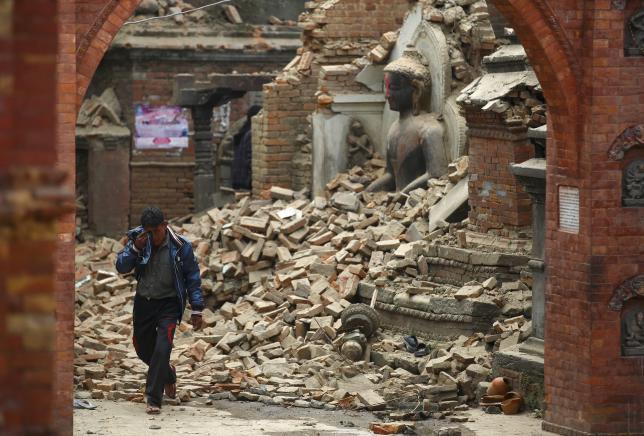 Nepalis dig through quake rubble for survivors, PM says toll could be 10,000