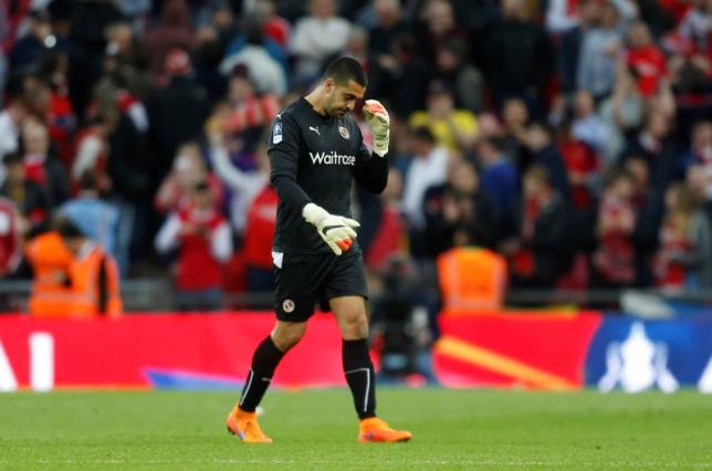 Reading keeper's error sees Arsenal reach FA Cup final