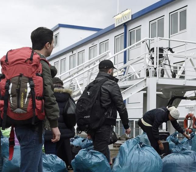 Germany expects asylum applications to double to around 400,000 in 2015 - sources