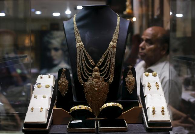 Gold clings to gains; US jobs data, rate outlook eyed
