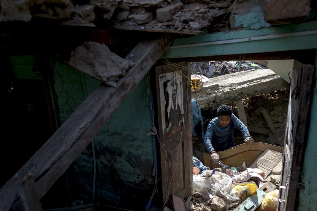 Bad weather disrupts links with avalanche-hit Nepal village as death toll crosses 7,000