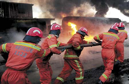 Lahore: Garment factory catches fire