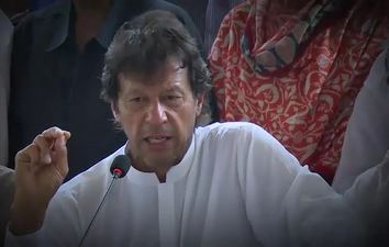 Imran Khan asks Kh Asif to resign over Karachi deaths
