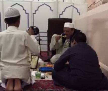 President Mamnoon Hussain breaks his fast in Masjid-e-Nabvi