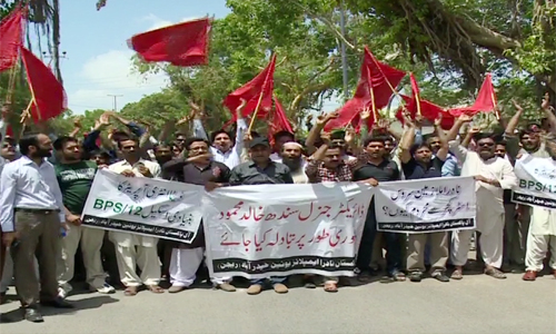 NADRA employees stage demonstration in Karachi