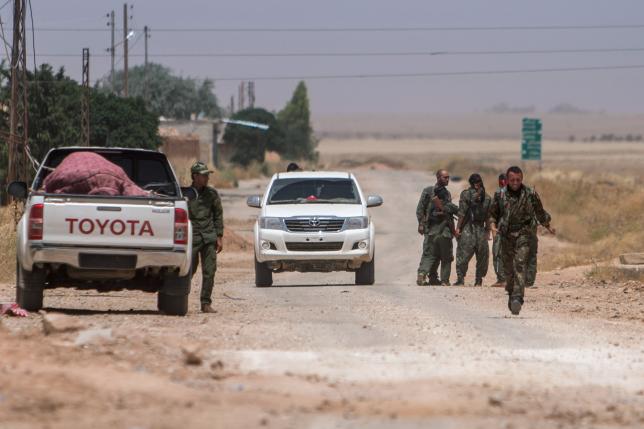 Syrian Kurds battle Islamic State for town at Turkish border