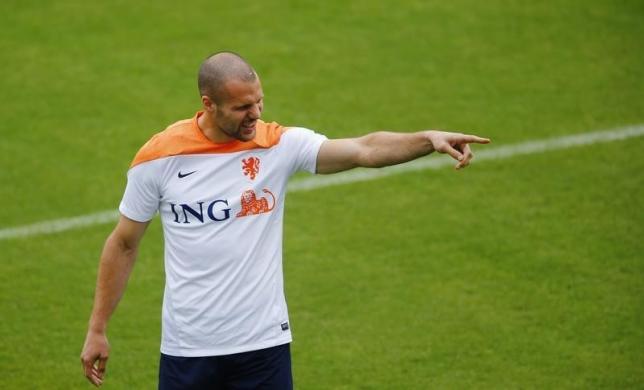 Dutch fret over defender Vlaar's fitness for key qualifier