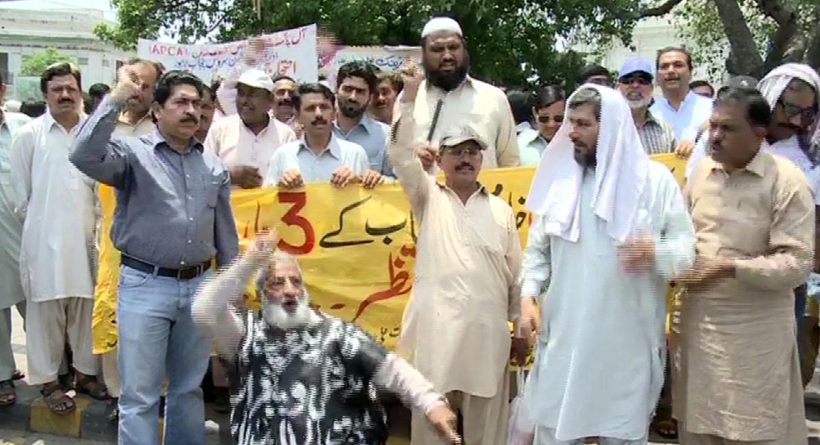 Clerks protest outside Punjab Assembly; demand 50 percent raise in salary