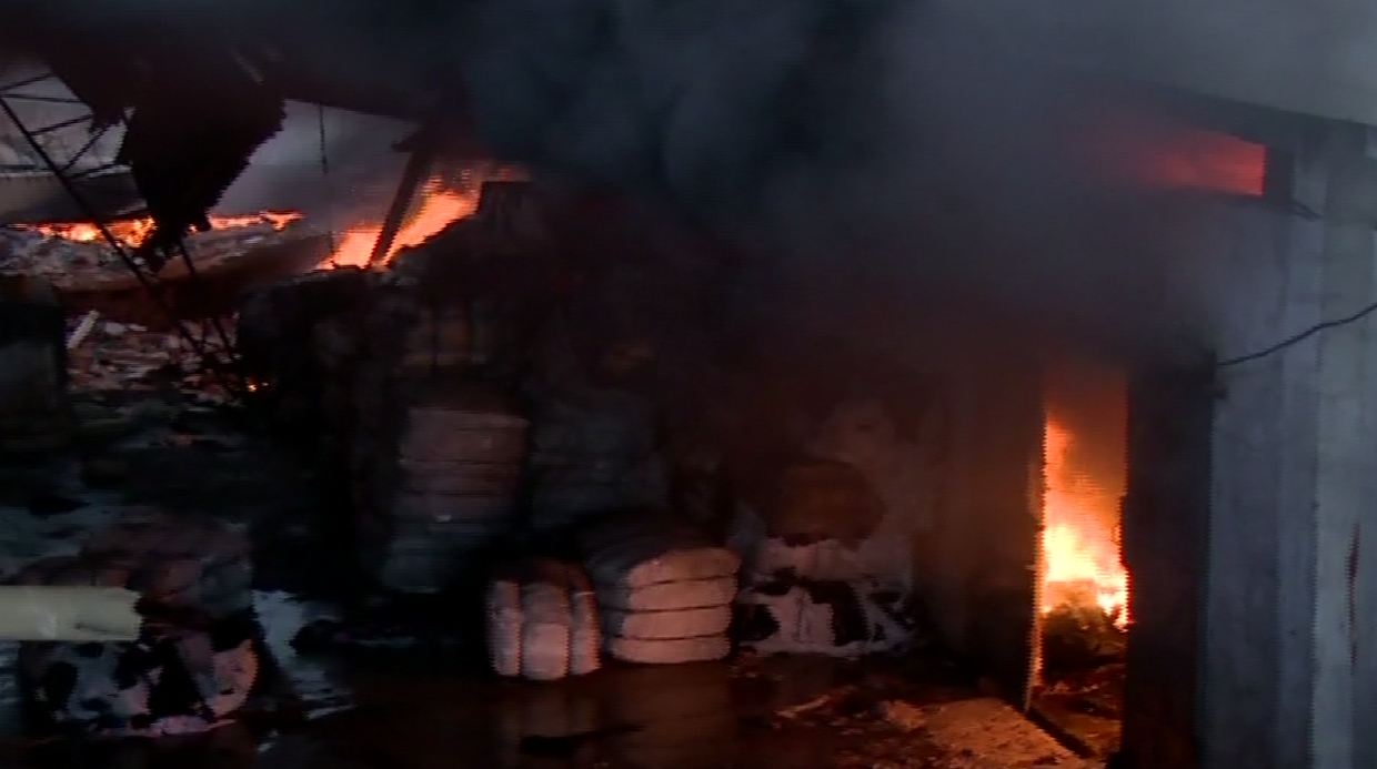 Fire engulfs shoe warehouse in Karachi
