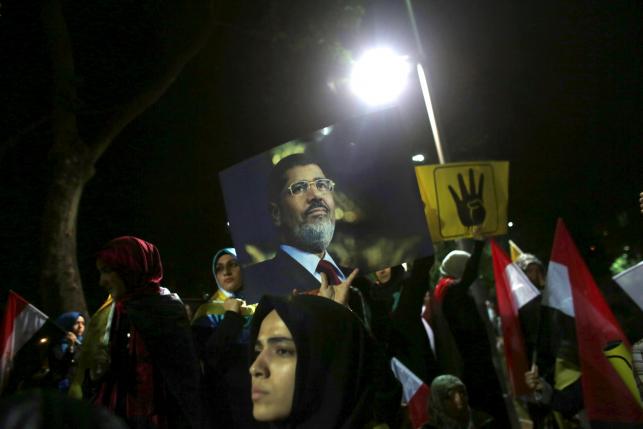 Egypt court hands Mursi death sentence in blow to Muslim Brotherhood