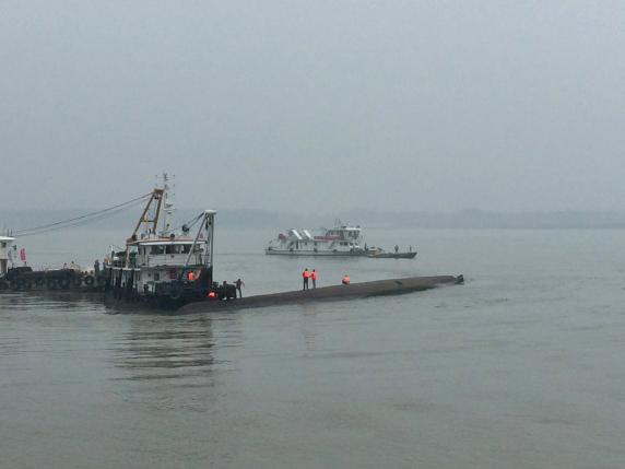 China ship carrying 458 sinks, people trapped inside