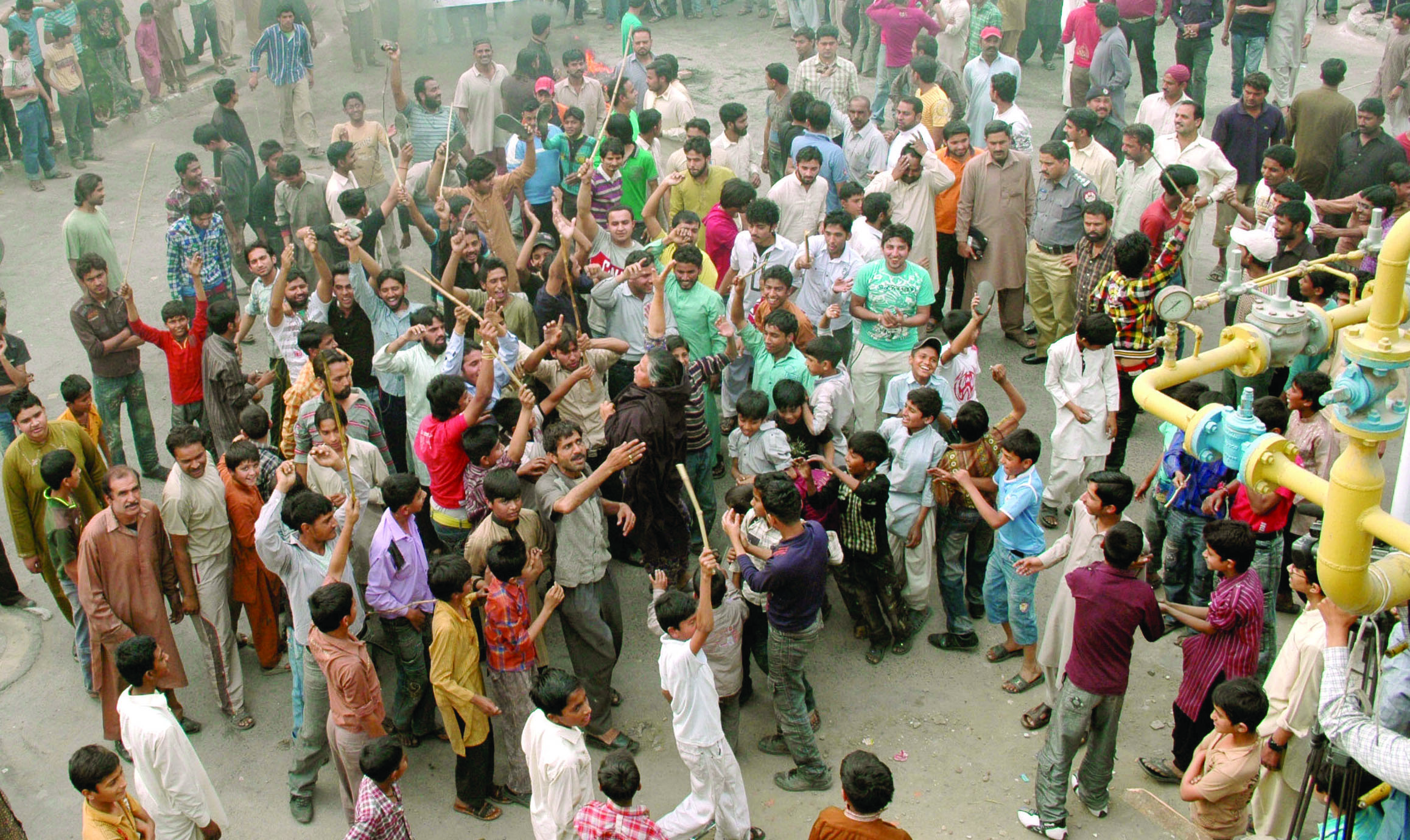 Power protesters set ablaze Wapda office, Sessions Court in Swabi