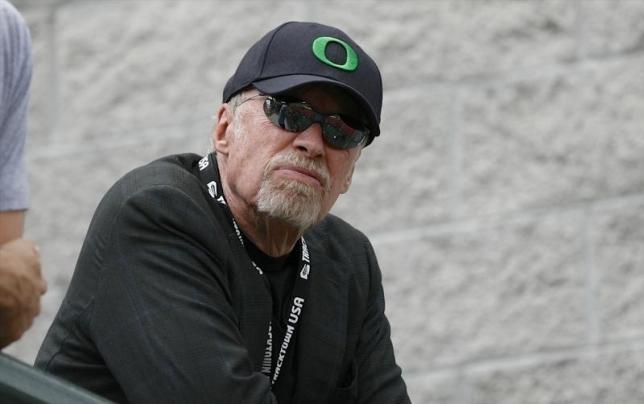 Nike Chairman Phil Knight to step down in 2016