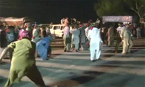 Several injured as PTI workers pelt PML-N rally with stones in Kamoke