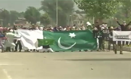 Hurriyat leaders placed under house arrest on Eid, protesters wave Pakistan flag  in Srinagar