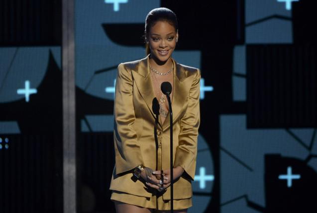Rihanna becomes recording industry's top digital singles artist
