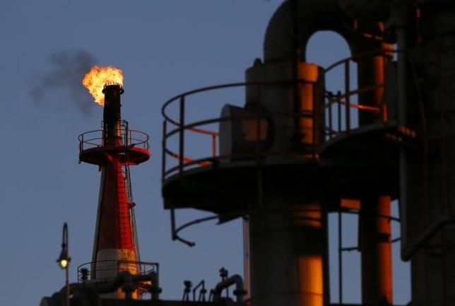Oil prices drop toward four-month lows on glut worries, equities sell-off