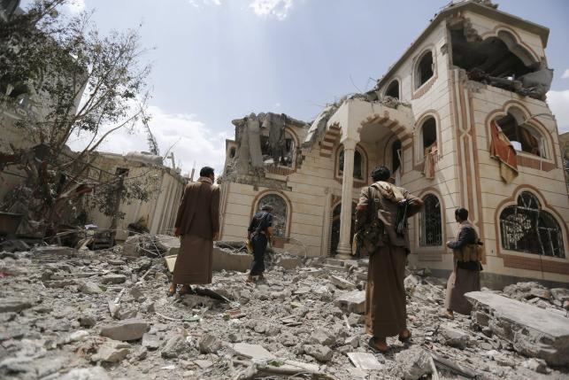 Air strikes kill nearly 100 in Yemen, cast shadow on truce talks