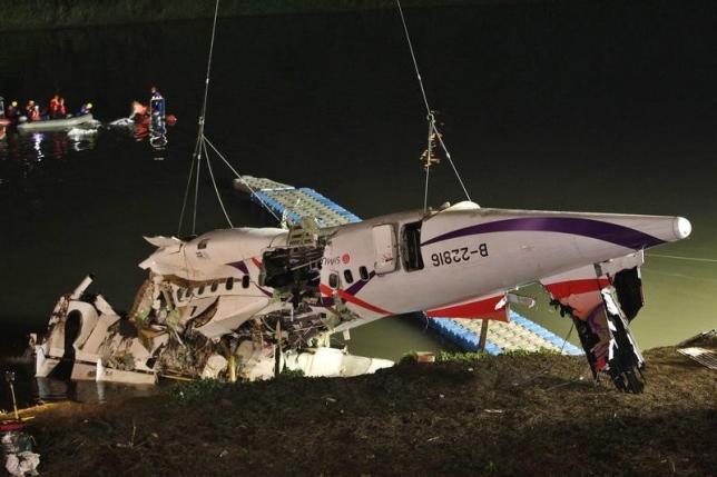 "Wow, pulled back wrong throttle" - captain of crashed TransAsia plane