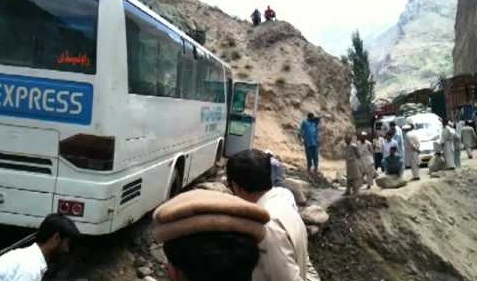 Hundreds stranded as landslide blocks major roads in Skardu