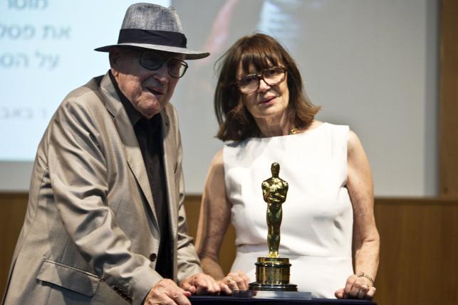 Schindler's List producer presents his Oscar to Yad Vashem memorial