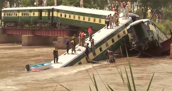 Two colonels among 12 embrace martyrdom as train falls into canal in Wazirabad