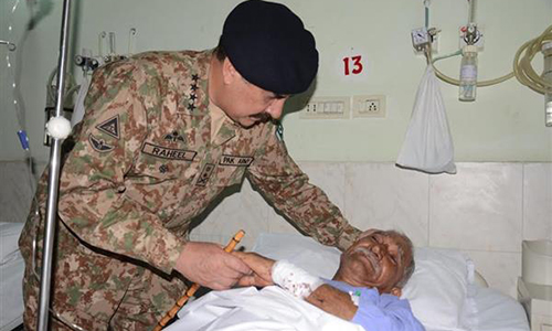 COAS General Raheel Sharif visits CMH Sialkot, enquires after civilians injured by Indian firing