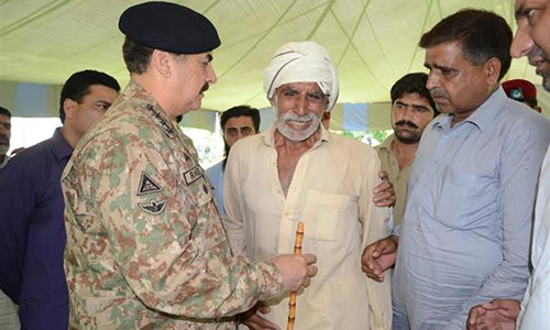 COAS General Raheel Sharif visits CMH Sialkot, enquires after civilians  injured by Indian firing