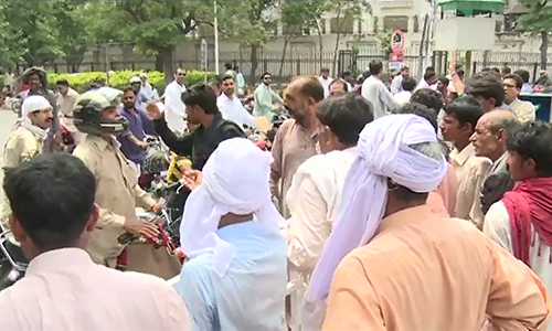 Protesting farmers warn of long march toward Islamabad