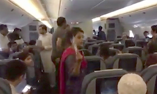 PIA crew members take passengers hostage for one hour; two suffer cardiac arrest