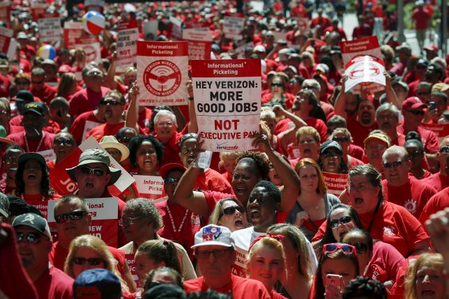 Verizon's workers say no strike for now, union talks continue