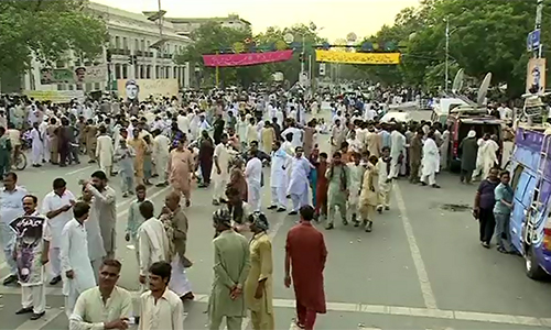 Agricultural reforms: Farmers block Mall Road, stage sit-in outside Punjab Assembly