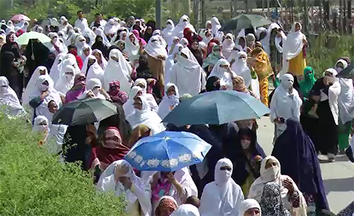 Blockage of salaries: Lady health workers end protest after talks with KP government