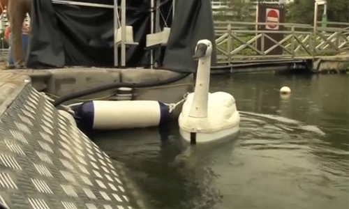 Clean water thanks to robot swans