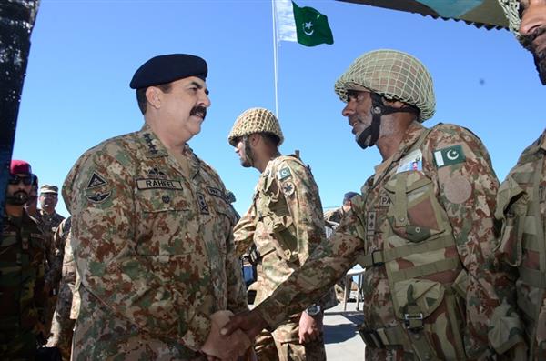 COAS General Raheel Sharif visits forward locations, lauds high morale of troops