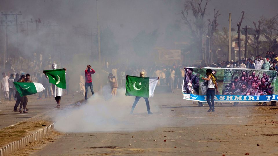 Kashmir: Police fire tear gas to quell protesters waving Pakistani flags