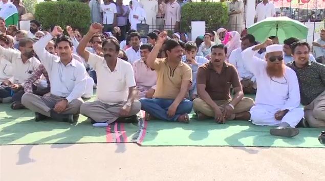 Paramedical staff continues protest at Karachi's Jinnah Hospital, Patients suffer