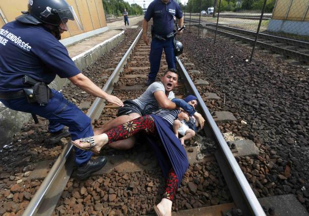 Migrants scuffle with Hungary police; dead toddler's image shocks Europe